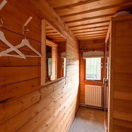 Spacious Wooden Cottage With Infra-Red Sauna At Veluwe Putten Exterior foto